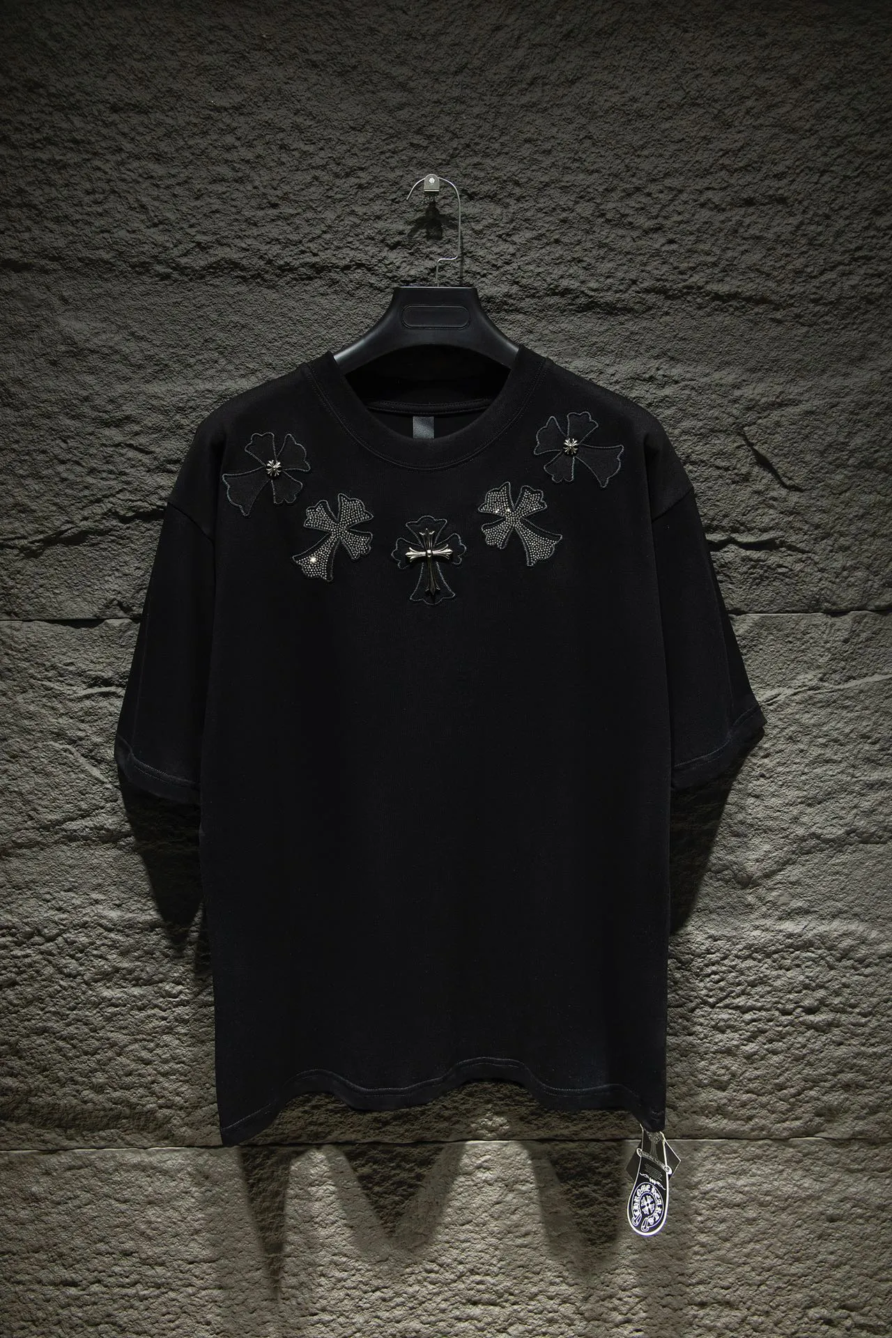 P180 🆕Chrome Hearts os version is really charming and Chrome Hearts is really a must-have. Each season's new version is made to the extreme. It is very practical and can be worn casually. Nice✔️ - ⚠️100% cotton. It is made of 32-count double yarn, 260-gram weight fabric and imported knitted carded cotton. It has moderate thickness, drape and contour, and the upper body is comfortable! ! It is very tolerant to fat body types and can instantly lose five pounds after wearing it!  Specially ordered multiple Austrian rhinestones, which have the bling bling effect of natural crystals under light. They have multi-faceted reflective points. The production cost is extremely high. The laser molding includes a computer engraving machine and a laser machine. The granules are accurate, and are finalized by high-temperature ironing. After ironing, you need to repeatedly test the firmness on the ironing pattern. It can show colorful reflections under the light. The collar webbing extends to the shoulder for reinforcement, and the stitching is reversed at the connection. The hem and cuffs are all made of 0.2mm gauge double-thread lathe. It is carefully produced at a high cost. The attitude of making goods with a magnifying glass restores the quality and effect of the product. The full set of customized accessories only presents every detail to customers. The letters are machine embroidered with imported materials after being adjusted according to the original details. The thickness is moderate. The hardware uses imported hardware accessories. Front panel # Back panel Simple elements # Artistically arranged English letters. Imported Tajima high-density heavy-duty embroidery technology. The font is three-dimensional and full. Handmade elements are added to the body, which greatly increases the interest of the clothing; unique visual effects. After special treatment, a unique effect is formed. An irregular hem is added to the version. This year's Kroxin is the main version. In the past two years, the oversize version has become the focus of the trend and has been a popular staple in the past two years. The change of designers has made this brand an instant hit. The progressive fashion of the times also needs the blood impact of fresh elements and trendy designs in order to continue its glory! It’s stylish both inside and outside, a must-have for high street travel! An absolute "eye-catching style" that can match couples 💏 Color: Black White Size: S M L XL